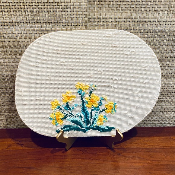 🌟HP🌟NWOT Handmade Needlepoint Floral Placemats 4 - Picture 6 of 8